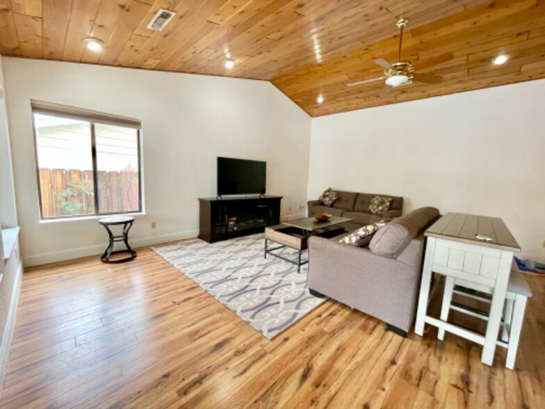 Building Photo - 3640 Elizabeth Way