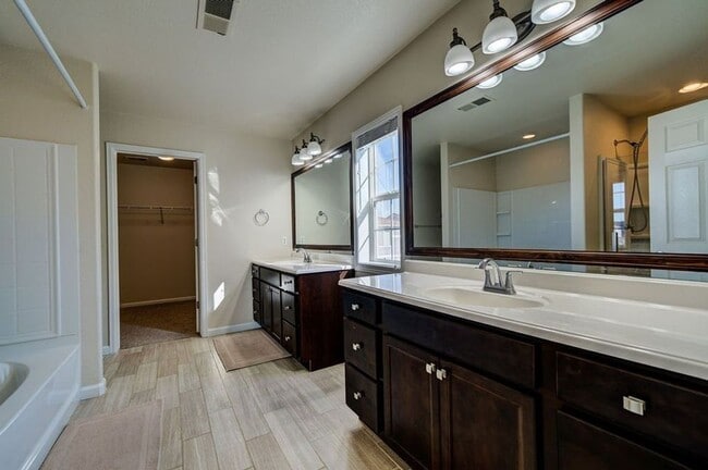 Building Photo - Beautiful 3 Bed 3 Bath Corner Lot Home!