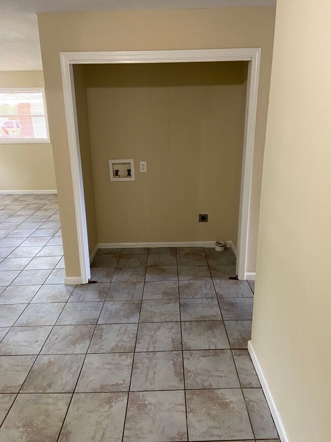 Building Photo - **UPCOMING**3 bedroom / 1 bathroom Home fo...