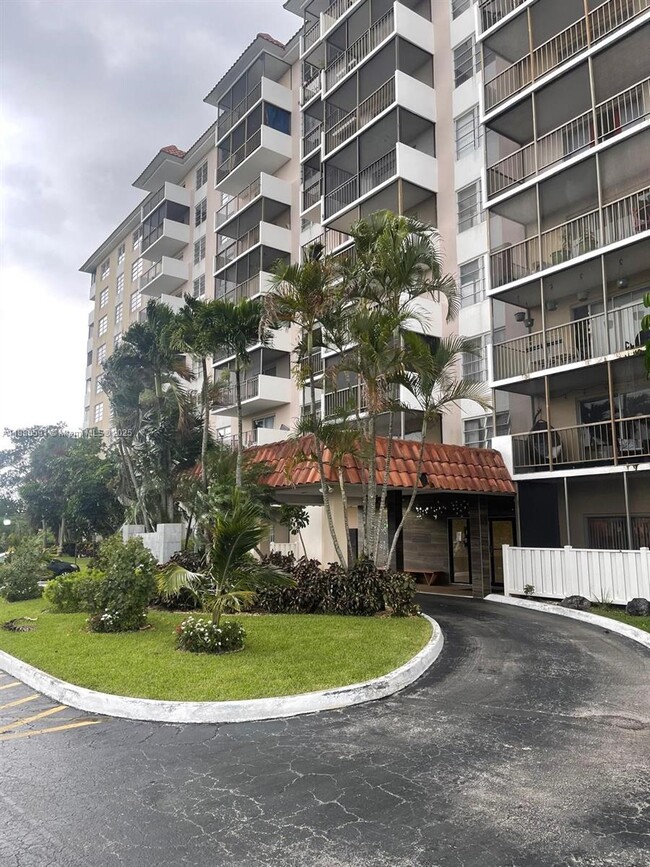 Building Photo - 4164 Inverrary Dr