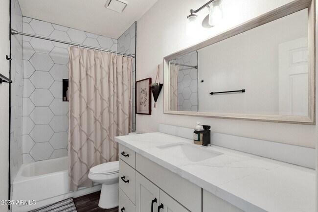 Building Photo - 5015 E Karen Dr