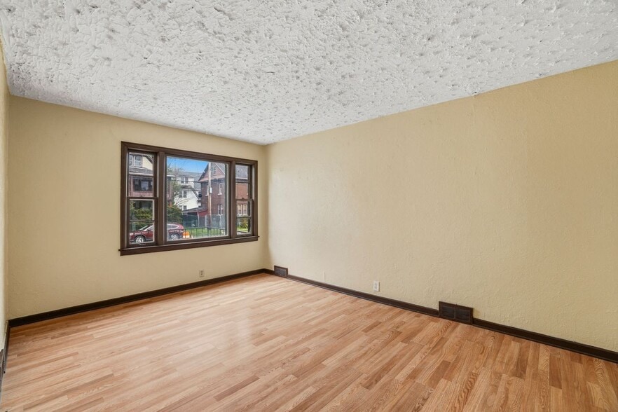 Building Photo - 414 18th St