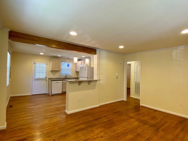 Building Photo - Adorable 2BR 1BA in Five Points - Applicat...