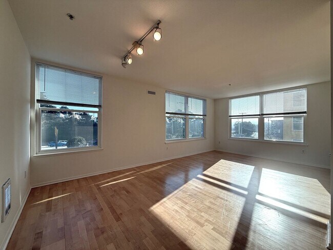 Building Photo - 2 Bedrooms / 2 Bathrooms – Corner Unit at Ocean Village Plaza