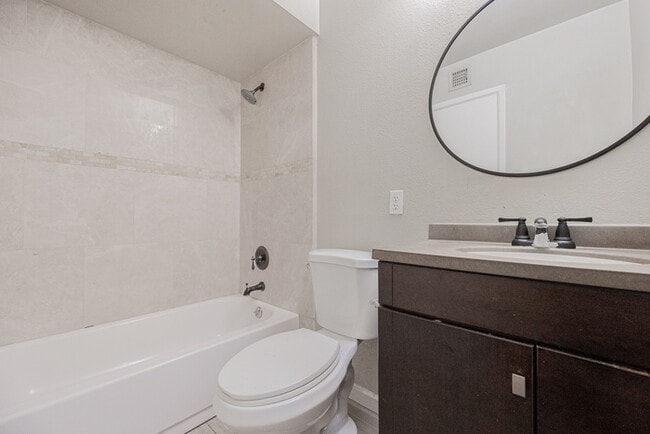 Building Photo - 2724 S Azalea Dr