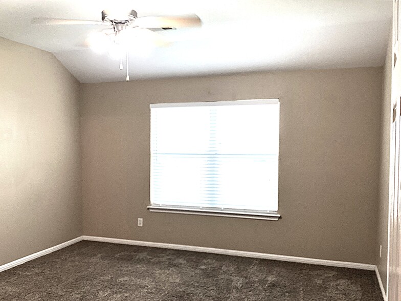 Building Photo - 18505 Sandy Bottom Dr