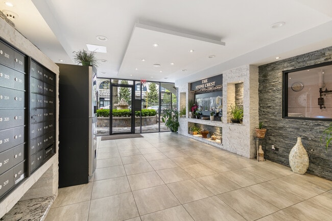 Building Photo - 6201 N Kenmore Ave