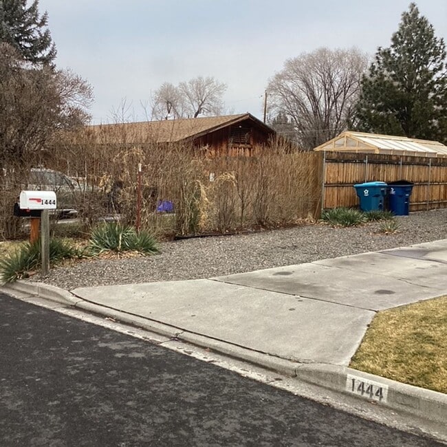 Building Photo - 1444 NW Canyon Dr