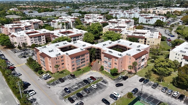 Building Photo - 2861 Somerset Dr