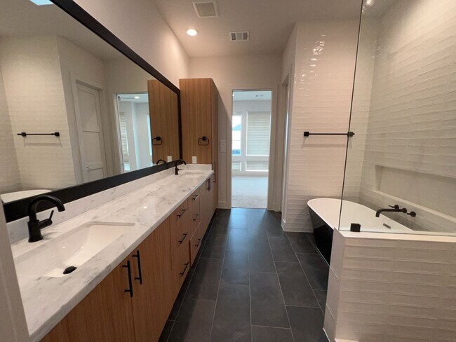 Building Photo - 2414 Gray St