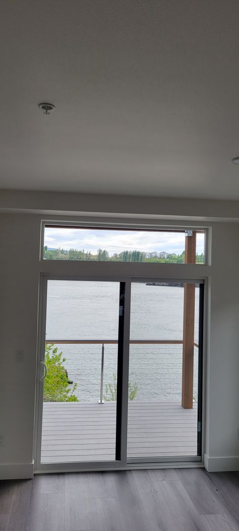 Building Photo - Luxury Rental With A River View