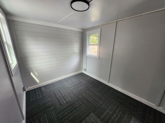 Building Photo - $1,100 - 2 Bedroom / 1 Bath Unfurnished Log Cabin Near Cherokee