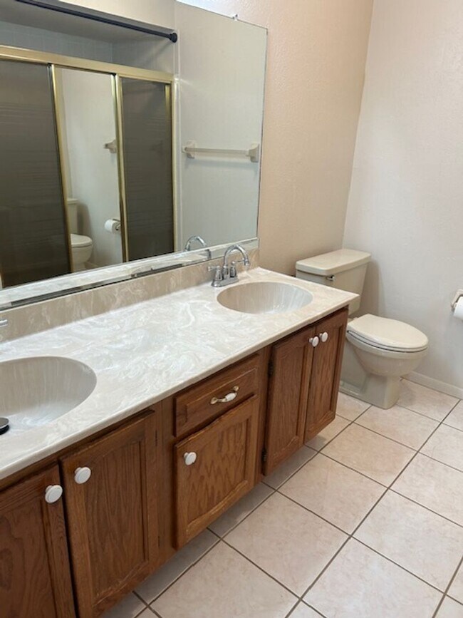 Building Photo - Well maintained 2/2 condo in 55+ community