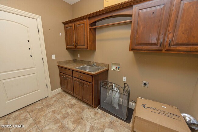Building Photo - 2709 Summit Dr
