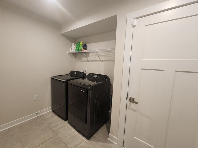 Building Photo - 3 Bedroom Townhome in Troutman