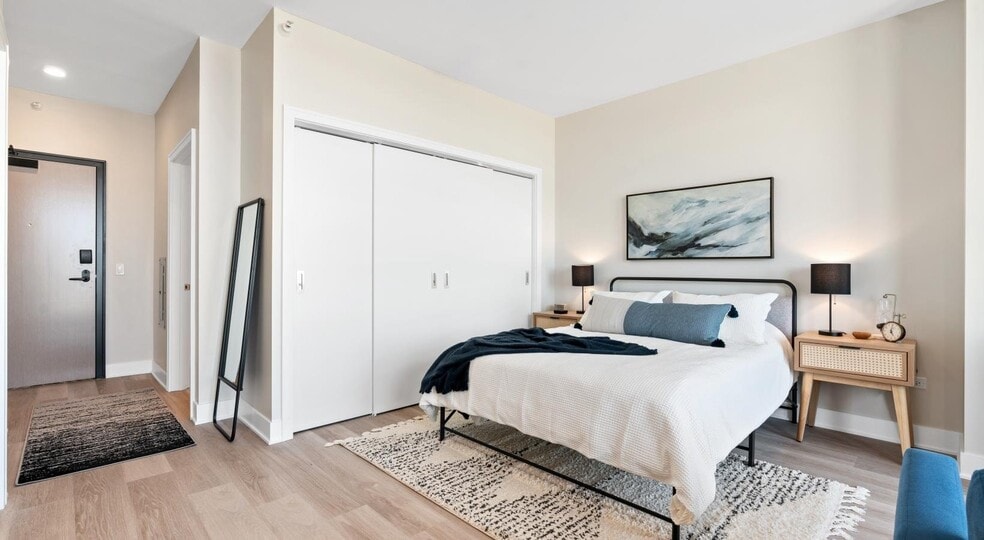 Building Photo - 1117 W Van Buren St