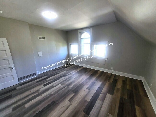 Building Photo - 345 Iroquois Pl