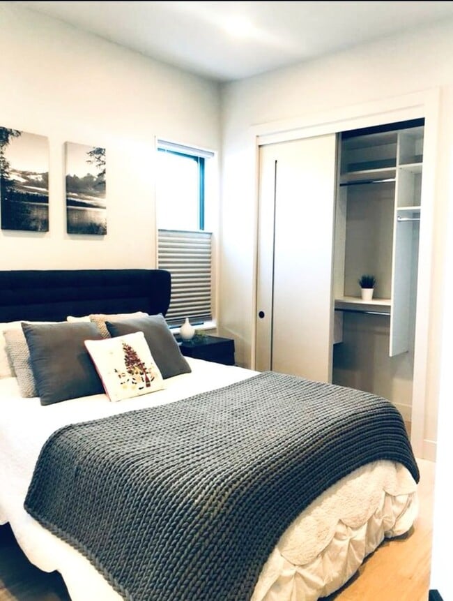 Building Photo - MOVE IN SPECIAL! One bedroom apartment on Bend's SW side. End Unit