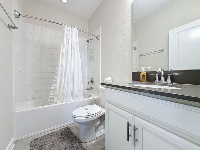 Building Photo - Beautiful Furnished townhome in Vistas of ...