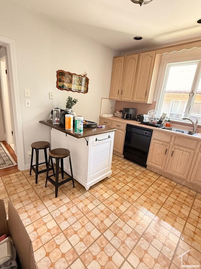 Building Photo - Beautiful, Spacious 2.5 bed in Brighton w/ Parking and Private Laundry!