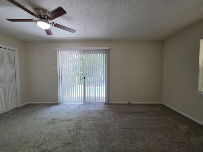Building Photo - Nicely updated 3BR/1.5BA with fenced in ba...