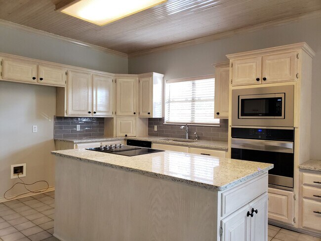 Building Photo - 3106 Lake Forest Dr