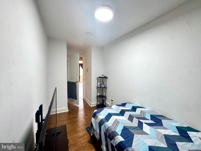 Building Photo - 827 Hampshire Rd