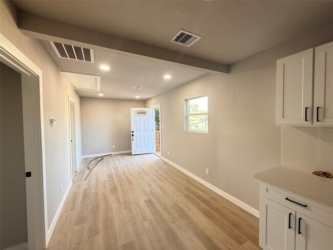 Building Photo - 2209 Gano St