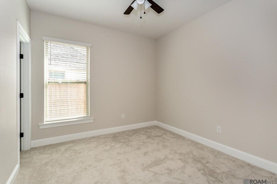 Building Photo - 6356 Lake Edge Dr