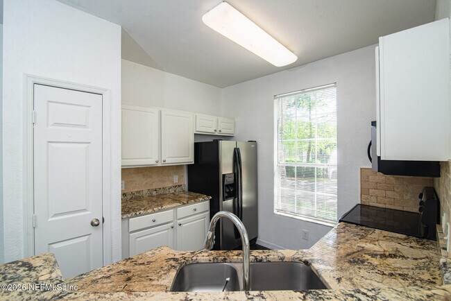Building Photo - 13703 Richmond Park Dr N