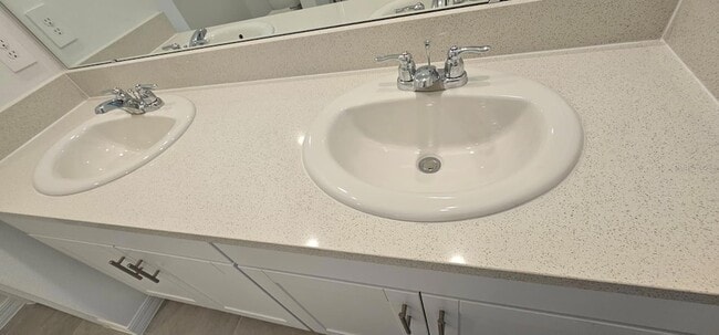 Building Photo - 677 Teviot Rd