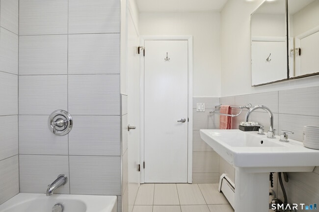 Building Photo - 24 Congress St