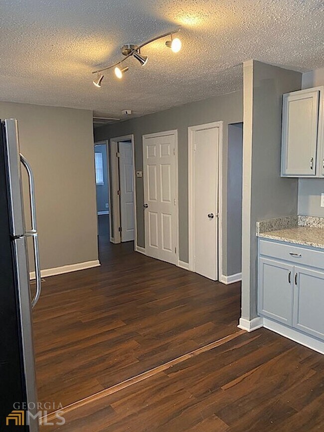 Building Photo - 221 Banberry Dr SE