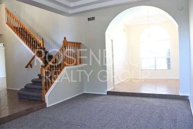 Building Photo - Gorgeous 5-bedrooms, 3-baths home in Super...