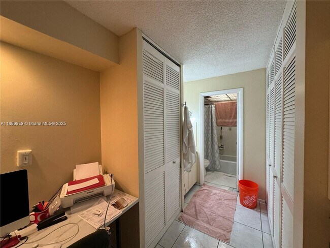 Building Photo - 3720 Inverrary Dr