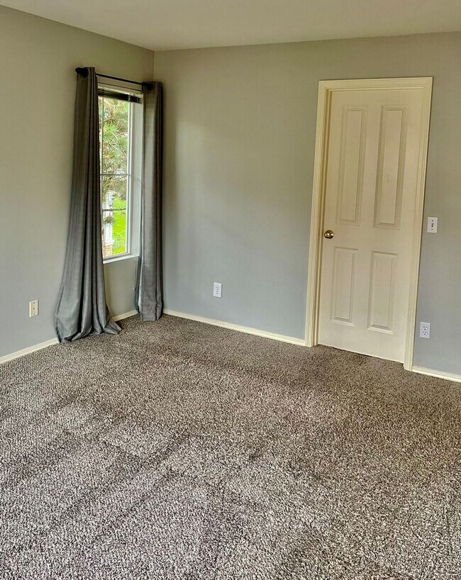 Building Photo - 2 Bed / 1 bath townhome at Summerhill Village in Issaquah $2,895/mo