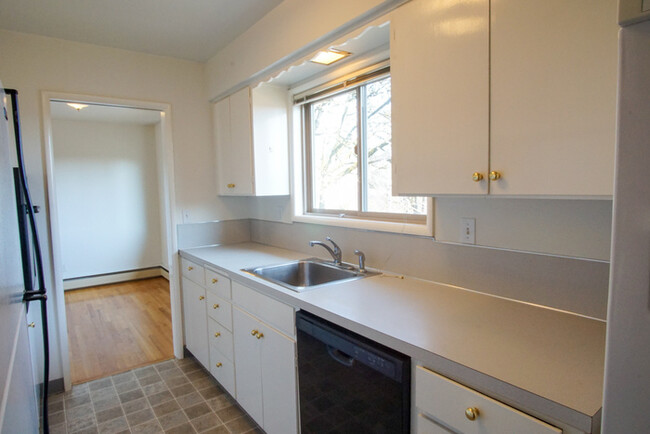 Building Photo - Large Clean Open Hillsdale apartment, Big ...