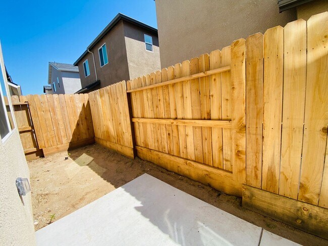 Building Photo - $2,350 Clinton & Armstrong, 4 Bed, Gated Community Pool & Solar - E Riesling Dr, Fresno