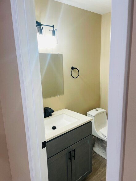 Building Photo - 261 Fairway Dr