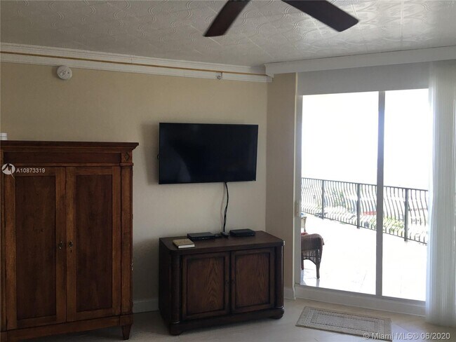 Building Photo - 100 S Birch Rd