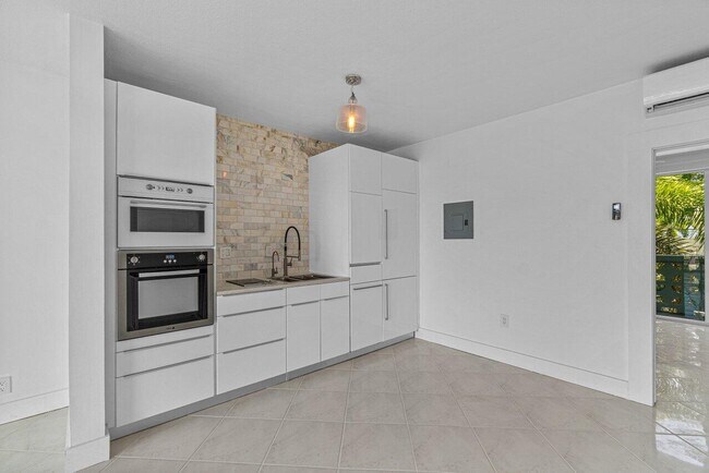 Building Photo - 65 SE Spanish Trail