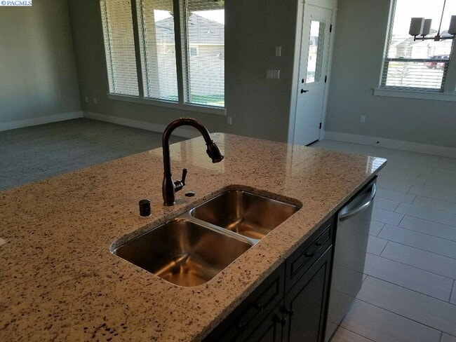 Building Photo - Newer Construction Townhouse in Horn Rapids