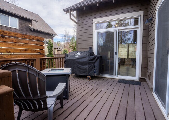 Building Photo - Amazing Updated Braeburn Townhome close to all Bend has to offer!