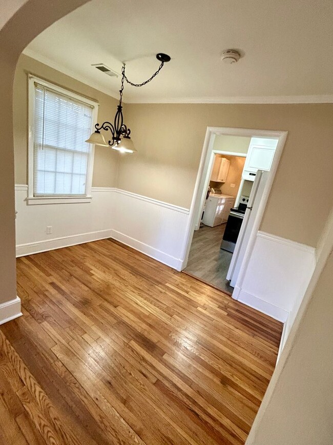 Building Photo - Cottage Vibes!