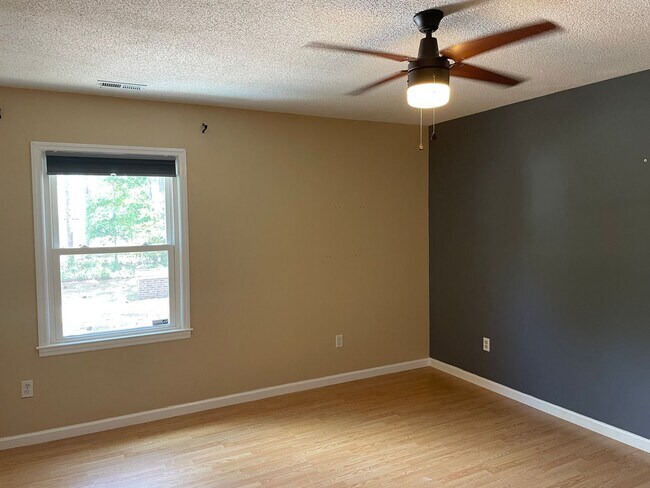 Building Photo - 1136 Longleaf Rd