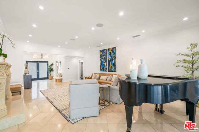 Building Photo - 9023 Alto Cedro Dr