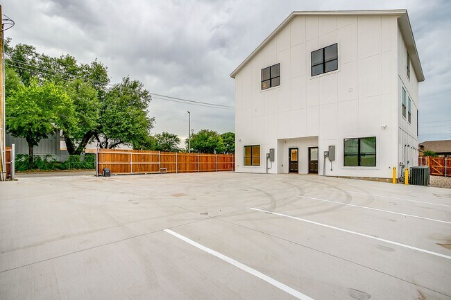 Building Photo - 2843 Forest Park Blvd