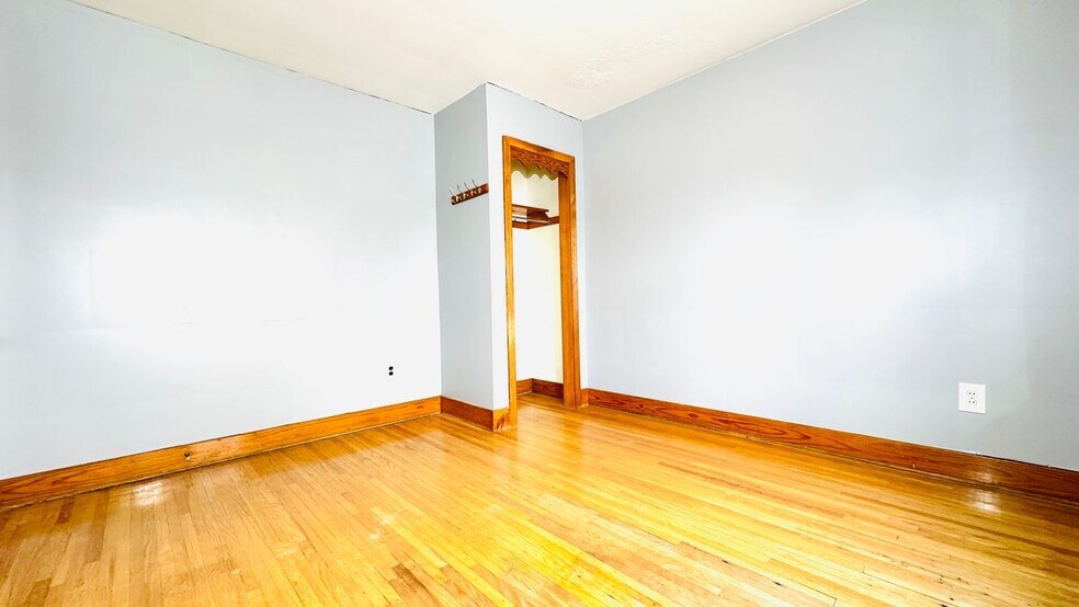 Building Photo - 2498 Woodlawn Ave
