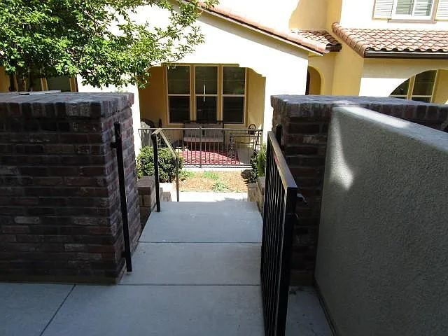 Building Photo - Beautiful Valencia Townhome in Desirable West Creek Community