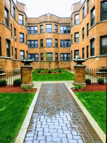 Building Photo - 5162 W Montrose Ave